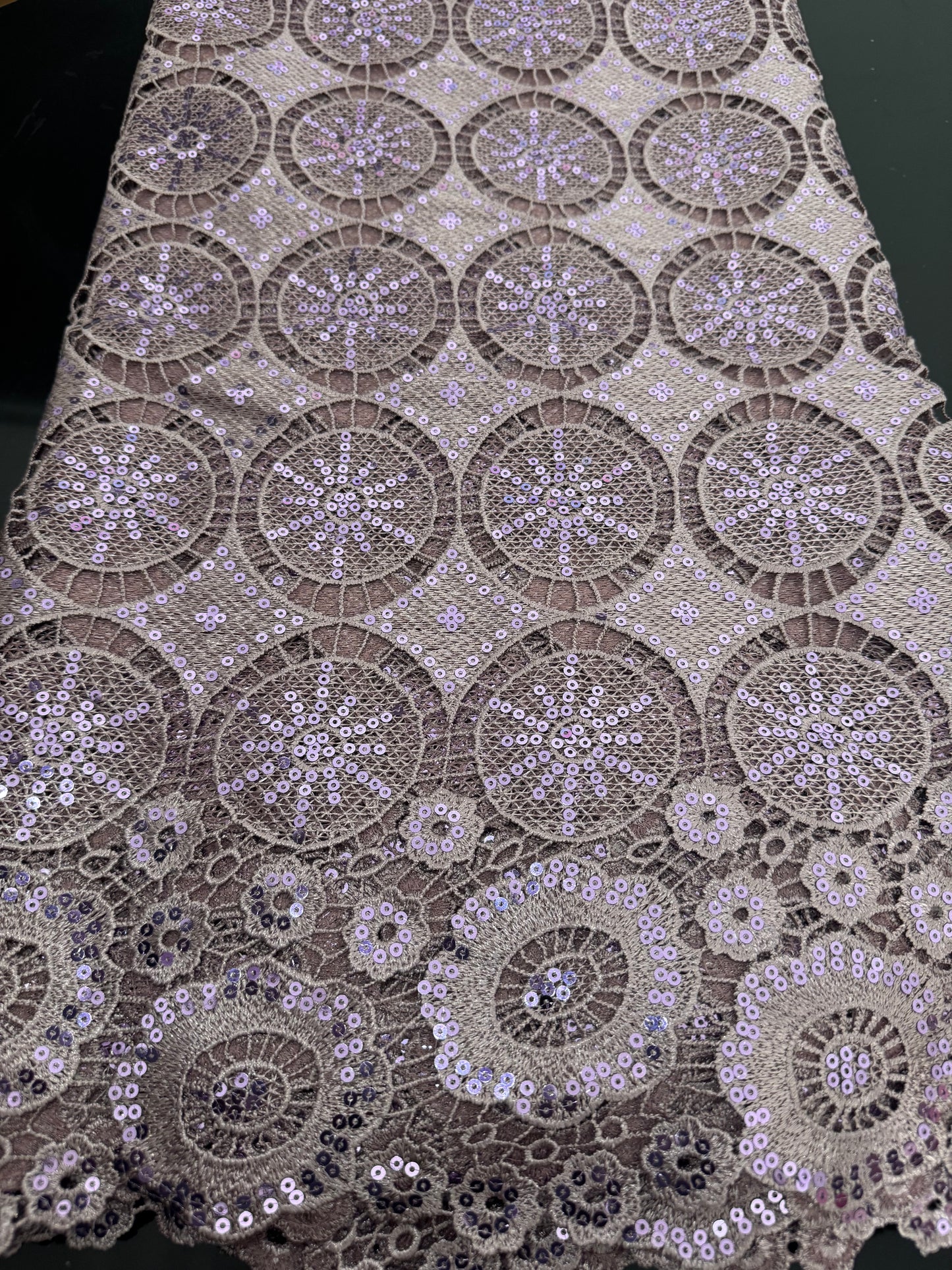 Guipure à sequins
